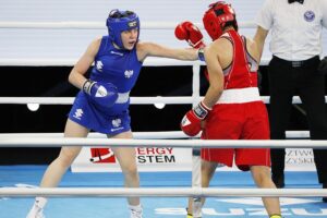 20.04.2021 Kielce. Młodzieżowe Mistrzostwa Świata Kobiet i Mężczyzn w Boksie. Walka: Barbara Marcinkowska ( Polska, strój niebieski ) - Zhasmin Kiztatova ( Kazachstan) / Jarosław Kubalski / Radio Kielce