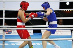 20.04.2021 Kielce. Młodzieżowe Mistrzostwa Świata Kobiet i Mężczyzn w Boksie. Walka: Barbara Marcinkowska ( Polska, strój niebieski ) - Zhasmin Kiztatova ( Kazachstan) / Jarosław Kubalski / Radio Kielce