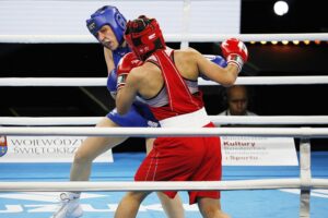 20.04.2021 Kielce. Młodzieżowe Mistrzostwa Świata Kobiet i Mężczyzn w Boksie. Walka: Barbara Marcinkowska ( Polska, strój niebieski ) - Zhasmin Kiztatova ( Kazachstan) / Jarosław Kubalski / Radio Kielce