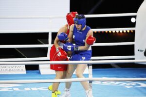 20.04.2021 Kielce. Młodzieżowe Mistrzostwa Świata Kobiet i Mężczyzn w Boksie. Walka: Barbara Marcinkowska ( Polska, strój niebieski ) - Zhasmin Kiztatova ( Kazachstan) / Jarosław Kubalski / Radio Kielce