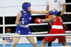 20.04.2021 Kielce. Młodzieżowe Mistrzostwa Świata Kobiet i Mężczyzn w Boksie. Walka: Barbara Marcinkowska ( Polska, strój niebieski ) - Zhasmin Kiztatova ( Kazachstan) / Jarosław Kubalski / Radio Kielce