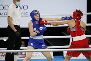 20.04.2021 Kielce. Młodzieżowe Mistrzostwa Świata Kobiet i Mężczyzn w Boksie. Walka: Barbara Marcinkowska ( Polska, strój niebieski ) - Zhasmin Kiztatova ( Kazachstan) / Jarosław Kubalski / Radio Kielce