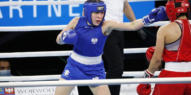 20.04.2021 Kielce. Młodzieżowe Mistrzostwa Świata Kobiet i Mężczyzn w Boksie. Walka: Barbara Marcinkowska (Polska, strój niebieski) - Zhasmin Kiztatova (Kazachstan) / Jarosław Kubalski / Radio Kielce