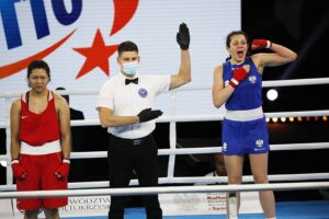 20.04.2021 Kielce. Młodzieżowe Mistrzostwa Świata Kobiet i Mężczyzn w Boksie. Walka: Barbara Marcinkowska ( Polska, strój niebieski ) - Zhasmin Kiztatova ( Kazachstan) / Jarosław Kubalski / Radio Kielce