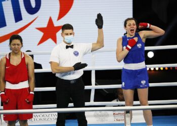 20.04.2021 Kielce. Młodzieżowe Mistrzostwa Świata Kobiet i Mężczyzn w Boksie. Walka: Barbara Marcinkowska ( Polska, strój niebieski ) - Zhasmin Kiztatova ( Kazachstan) / Jarosław Kubalski / Radio Kielce