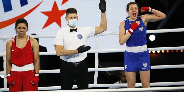 20.04.2021 Kielce. Młodzieżowe Mistrzostwa Świata Kobiet i Mężczyzn w Boksie. Walka: Barbara Marcinkowska ( Polska, strój niebieski ) - Zhasmin Kiztatova ( Kazachstan) / Jarosław Kubalski / Radio Kielce