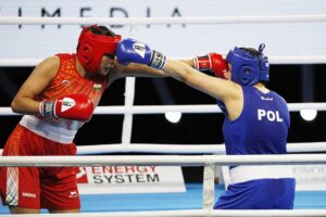 20.04.2021 Kielce. Młodzieżowe Mistrzostwa Świata Kobiet i Mężczyzn w Boksie. Walka: Daria Parada ( Polska, strój niebieski ) - Chan Sanamacha Thokchom ( Indie ) / Jarosław Kubalski / Radio Kielce