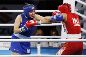 20.04.2021 Kielce. Młodzieżowe Mistrzostwa Świata Kobiet i Mężczyzn w Boksie. Walka: Daria Parada ( Polska, strój niebieski ) - Chan Sanamacha Thokchom ( Indie ) / Jarosław Kubalski / Radio Kielce