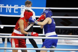 20.04.2021 Kielce. Młodzieżowe Mistrzostwa Świata Kobiet i Mężczyzn w Boksie. Walka: Daria Parada ( Polska, strój niebieski ) - Chan Sanamacha Thokchom ( Indie ) / Jarosław Kubalski / Radio Kielce