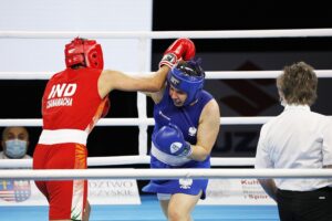 20.04.2021 Kielce. Młodzieżowe Mistrzostwa Świata Kobiet i Mężczyzn w Boksie. Walka: Daria Parada ( Polska, strój niebieski ) - Chan Sanamacha Thokchom ( Indie ) / Jarosław Kubalski / Radio Kielce