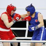 20.04.2021 Kielce. Młodzieżowe Mistrzostwa Świata Kobiet i Mężczyzn w Boksie. Walka: Martyna Jancelewicz ( Polska, strój czerwony ) - Busra Isildar ( Turcja ) / Jarosław Kubalski / Radio Kielce