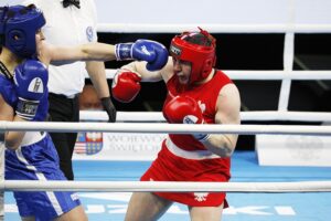 20.04.2021 Kielce. Młodzieżowe Mistrzostwa Świata Kobiet i Mężczyzn w Boksie. Walka: Martyna Jancelewicz ( Polska, strój czerwony ) - Busra Isildar ( Turcja ) / Jarosław Kubalski / Radio Kielce