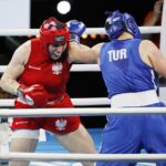 20.04.2021 Kielce. Młodzieżowe Mistrzostwa Świata Kobiet i Mężczyzn w Boksie. Walka: Martyna Jancelewicz ( Polska, strój czerwony ) - Busra Isildar ( Turcja ) / Jarosław Kubalski / Radio Kielce