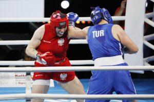 20.04.2021 Kielce. Młodzieżowe Mistrzostwa Świata Kobiet i Mężczyzn w Boksie. Walka: Martyna Jancelewicz ( Polska, strój czerwony ) - Busra Isildar ( Turcja ) / Jarosław Kubalski / Radio Kielce