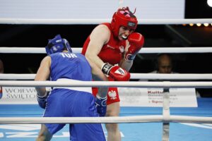 20.04.2021 Kielce. Młodzieżowe Mistrzostwa Świata Kobiet i Mężczyzn w Boksie. Walka: Martyna Jancelewicz ( Polska, strój czerwony ) - Busra Isildar ( Turcja ) / Jarosław Kubalski / Radio Kielce