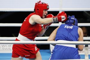 20.04.2021 Kielce. Młodzieżowe Mistrzostwa Świata Kobiet i Mężczyzn w Boksie. Walka: Martyna Jancelewicz ( Polska, strój czerwony ) - Busra Isildar ( Turcja ) / Jarosław Kubalski / Radio Kielce