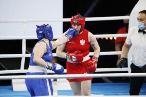 20.04.2021 Kielce. Młodzieżowe Mistrzostwa Świata Kobiet i Mężczyzn w Boksie. Walka: Martyna Jancelewicz ( Polska, strój czerwony ) - Busra Isildar ( Turcja ) / Jarosław Kubalski / Radio Kielce