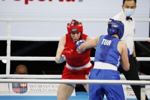 20.04.2021 Kielce. Młodzieżowe Mistrzostwa Świata Kobiet i Mężczyzn w Boksie. Walka: Martyna Jancelewicz ( Polska, strój czerwony ) - Busra Isildar ( Turcja ) / Jarosław Kubalski / Radio Kielce