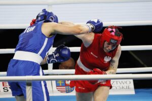 20.04.2021 Kielce. Młodzieżowe Mistrzostwa Świata Kobiet i Mężczyzn w Boksie. Walka: Martyna Jancelewicz ( Polska, strój czerwony ) - Busra Isildar ( Turcja ) / Jarosław Kubalski / Radio Kielce