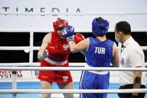 20.04.2021 Kielce. Młodzieżowe Mistrzostwa Świata Kobiet i Mężczyzn w Boksie. Walka: Martyna Jancelewicz ( Polska, strój czerwony ) - Busra Isildar ( Turcja ) / Jarosław Kubalski / Radio Kielce