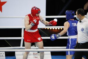 20.04.2021 Kielce. Młodzieżowe Mistrzostwa Świata Kobiet i Mężczyzn w Boksie. Walka: Martyna Jancelewicz ( Polska, strój czerwony ) - Busra Isildar ( Turcja ) / Jarosław Kubalski / Radio Kielce