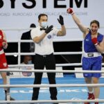 20.04.2021 Kielce. Młodzieżowe Mistrzostwa Świata Kobiet i Mężczyzn w Boksie. Walka: Martyna Jancelewicz ( Polska, strój czerwony ) - Busra Isildar ( Turcja ) / Jarosław Kubalski / Radio Kielce