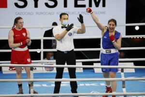 20.04.2021 Kielce. Młodzieżowe Mistrzostwa Świata Kobiet i Mężczyzn w Boksie. Walka: Martyna Jancelewicz ( Polska, strój czerwony ) - Busra Isildar ( Turcja ) / Jarosław Kubalski / Radio Kielce