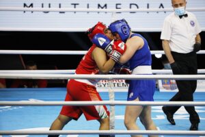 20.04.2021 Kielce. Młodzieżowe Mistrzostwa Świata Kobiet i Mężczyzn w Boksie. Walka: Oliwia Toborek ( Polska, strój niebieski ) - Tarannu Alfiya Pathan ( Indie ) / Jarosław Kubalski / Radio Kielce