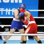 20.04.2021 Kielce. Młodzieżowe Mistrzostwa Świata Kobiet i Mężczyzn w Boksie. Walka: Oliwia Toborek ( Polska, strój niebieski ) - Tarannu Alfiya Pathan ( Indie ) / Jarosław Kubalski / Radio Kielce