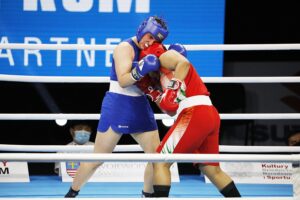 20.04.2021 Kielce. Młodzieżowe Mistrzostwa Świata Kobiet i Mężczyzn w Boksie. Walka: Oliwia Toborek ( Polska, strój niebieski ) - Tarannu Alfiya Pathan ( Indie ) / Jarosław Kubalski / Radio Kielce