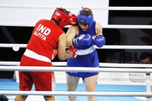 20.04.2021 Kielce. Młodzieżowe Mistrzostwa Świata Kobiet i Mężczyzn w Boksie. Walka: Oliwia Toborek ( Polska, strój niebieski ) - Tarannu Alfiya Pathan ( Indie ) / Jarosław Kubalski / Radio Kielce