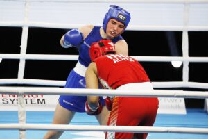 20.04.2021 Kielce. Młodzieżowe Mistrzostwa Świata Kobiet i Mężczyzn w Boksie. Walka: Oliwia Toborek ( Polska, strój niebieski ) - Tarannu Alfiya Pathan ( Indie ) / Jarosław Kubalski / Radio Kielce