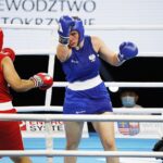 20.04.2021 Kielce. Młodzieżowe Mistrzostwa Świata Kobiet i Mężczyzn w Boksie. Walka: Oliwia Toborek ( Polska, strój niebieski ) - Tarannu Alfiya Pathan ( Indie ) / Jarosław Kubalski / Radio Kielce