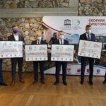 23.04.2021 Kielce. Geopark Świętokrzyski otrzymał certyfikat UNESCO. Konferencja prasowa. Na zdjęciu (od lewej): Michał Poros - przewodniczący Zarządu Stowarzyszenia Gmin Geopark Świętokrzyski, Sebastian Nowaczkiewicz - wójt gminy Nowiny, Marian Buras - wójt miasta i gminy Morawica, Robert Jaworski - burmistrz miasta i gminy Chęciny, Bogdan Wenta - prezydent Kielc i Zbigniew Piątek - wójt gminy Piekoszów / Jarosław Kubalski / Radio Kielce