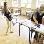 30.04.2021 Kielce. Liceum im. Piłsudskiego. Koniec roku dla maturzystów. Świadectwa / Jarosław Kubalski / Radio Kielce