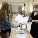 30.04.2021 Kielce. Liceum im. Piłsudskiego. Koniec roku dla maturzystów. Świadectwa / Jarosław Kubalski / Radio Kielce