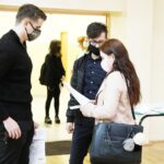 30.04.2021 Kielce. Liceum im. Piłsudskiego. Koniec roku dla maturzystów. Świadectwa / Jarosław Kubalski / Radio Kielce