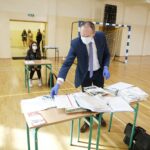 30.04.2021 Kielce. Liceum im. Piłsudskiego. Koniec roku dla maturzystów. Świadectwa / Jarosław Kubalski / Radio Kielce