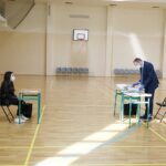 30.04.2021 Kielce. Liceum im. Piłsudskiego. Koniec roku dla maturzystów. Świadectwa / Jarosław Kubalski / Radio Kielce