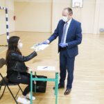 30.04.2021 Kielce. Liceum im. Piłsudskiego. Koniec roku szkolnego dla maturzystów. Świadectwa / Jarosław Kubalski / Radio Kielce