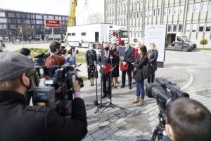 30.04.2021 Kielce. Konferencja przed ŚUW na temat mobilnych punktów szczepień przeciw COVID-19 / Jarosław Kubalski / Radio Kielce