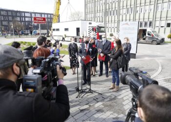 30.04.2021 Kielce. Konferencja przed ŚUW na temat mobilnych punktów szczepień przeciw COVID-19 / Jarosław Kubalski / Radio Kielce