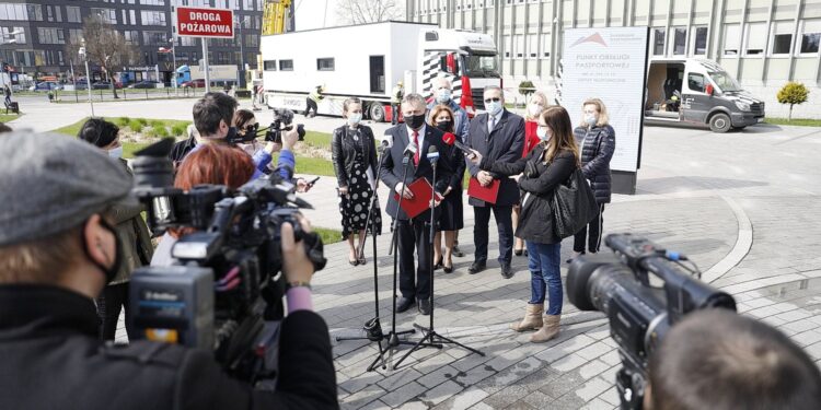 30.04.2021 Kielce. Konferencja przed ŚUW na temat mobilnych punktów szczepień przeciw COVID-19 / Jarosław Kubalski / Radio Kielce