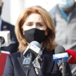 30.04.2021 Kielce. Konferencja przed ŚUW na temat mobilnych punktów szczepień przeciw COVID-19. Dyrektor świętokrzyskiego oddziału NFZ Małgorzata Kiebzak / Jarosław Kubalski / Radio Kielce