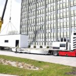 30.04.2021 Kielce. Instalacja mobilnego punktu szczepień przeciw COVID-19 przed ŚUW / Jarosław Kubalski / Radio Kielce