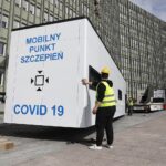 30.04.2021 Kielce. Instalacja mobilnego punktu szczepień przeciw COVID-19 przed ŚUW / Jarosław Kubalski / Radio Kielce
