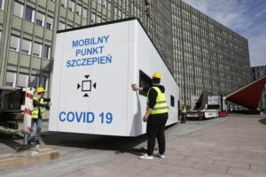 30.04.2021 Kielce. Instalacja mobilnego punktu szczepień przeciw COVID-19 przed ŚUW / Jarosław Kubalski / Radio Kielce