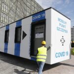 30.04.2021 Kielce. Instalacja mobilnego punktu szczepień przeciw COVID-19 przed ŚUW / Jarosław Kubalski / Radio Kielce