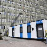 30.04.2021 Kielce. Instalacja mobilnego punktu szczepień przeciw COVID-19 przed ŚUW / Jarosław Kubalski / Radio Kielce