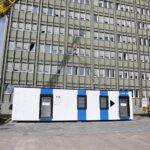 30.04.2021 Kielce. Instalacja mobilnego punktu szczepień przeciw COVID-19 przed ŚUW / Jarosław Kubalski / Radio Kielce